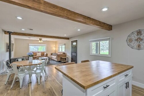 Show Low Retreat w/ Sauna, RV Hookups & Tesla Plug. Close to Dining & Pickleball