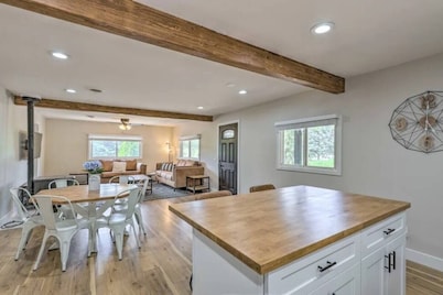 Show Low Retreat w/ Sauna, RV Hookups & Tesla Plug. Close to Dining & Pickleball