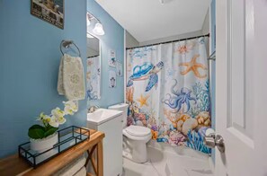 Shower, hair dryer, towels, soap - Cocoa Beach Getaway just a block from the beach! (Cocoa Beach)
