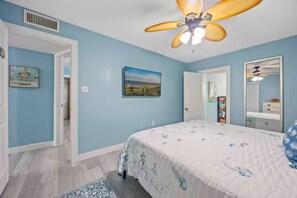 WiFi, bed sheets - Cocoa Beach Getaway just a block from the beach! (Cocoa Beach)