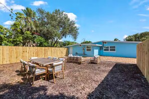 Outdoor dining - Cocoa Beach Getaway just a block from the beach! (Cocoa Beach)