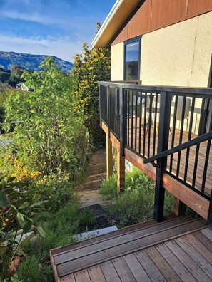 Terrace/patio - Comfortable 2BR Home - 10 Min Walk to Town (Wānaka)