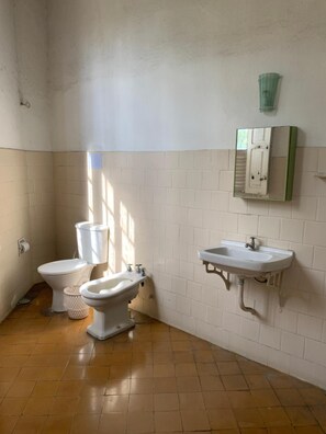 Bathroom - Hotel Valenciano (Valença)