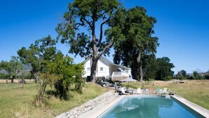 A house with a swimming pool, surrounded by trees and a clear sky. - Capay Valley Country Home (Guinda)
