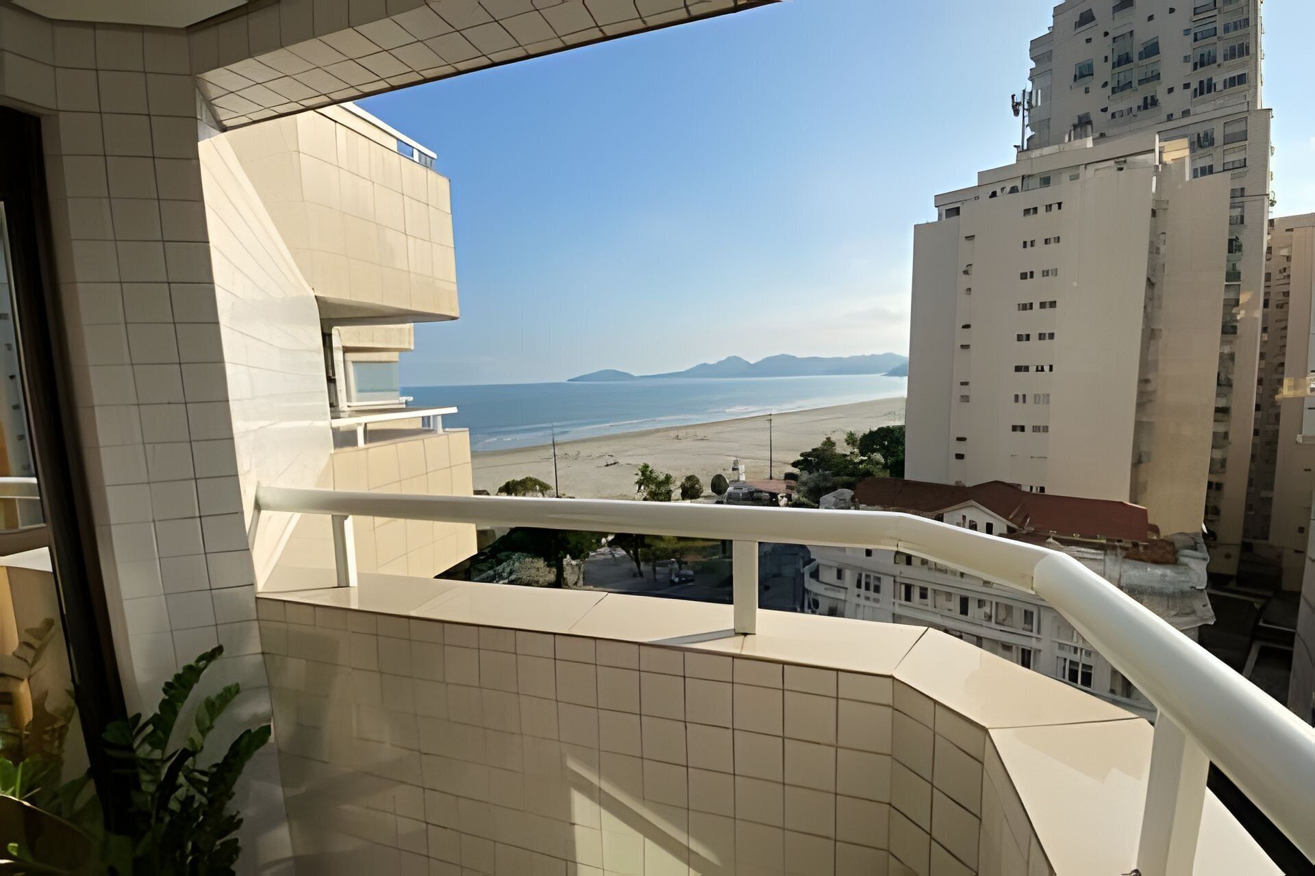 Un balcón con vista a la playa y las montañas.