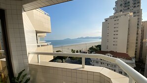 A balcony with a view of a beach and mountains. - SHB Pé na Areia Refúgio Vista Mar (Santos)