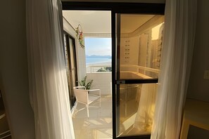 Interior moderno com porta de vidro que dá para uma varanda.