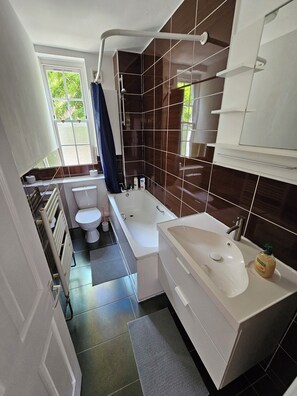 Hair dryer, towels, soap, toilet paper - Cosy Flat in Hammersmith - Close to tube station / But very quiet location (London)