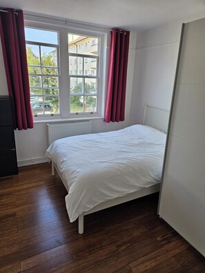 Iron/ironing board, WiFi, bed sheets - Cosy Flat in Hammersmith - Close to tube station / But very quiet location (London)