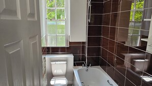 A bathroom with a toilet, bathtub, and sink. - Cosy Flat in Hammersmith - Close to tube station / But very quiet location (London)