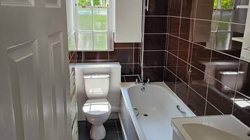 Een haardroger, handdoeken, zeep, toiletpapier