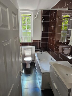 Hårtørrer, håndklæder, Sæbe, Toiletpapir