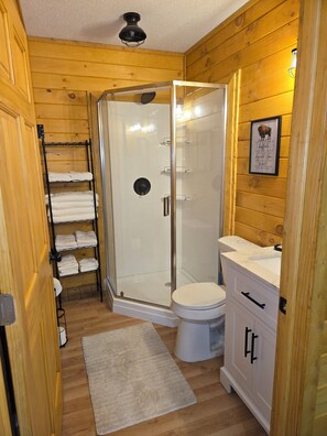 Bathroom - Peaceful 2-bedroom cabin with AC in charming Irons, hot tub, sauna, covered deck (Irons)