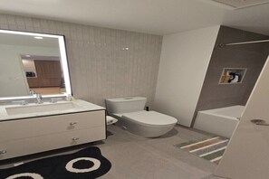 Hair dryer, towels, soap, toilet paper - Modern 1-Bedroom in Mission Rock with Gym, Sauna, Golf Simulator (San Francisco)
