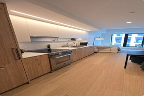 Private kitchen - Modern 1-Bedroom in Mission Rock with Gym, Sauna, Golf Simulator (San Francisco)