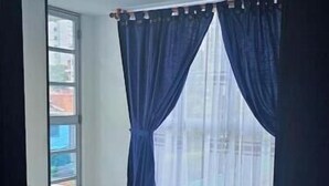 Une chambre à coucher avec un lit, une fenêtre et une porte.
