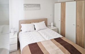 Iron/ironing board, travel cot, free WiFi - Nice home in Stefanje with WiFi (Stefanje)