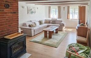 TV, fireplace - Nice home in Stefanje with WiFi (Stefanje)