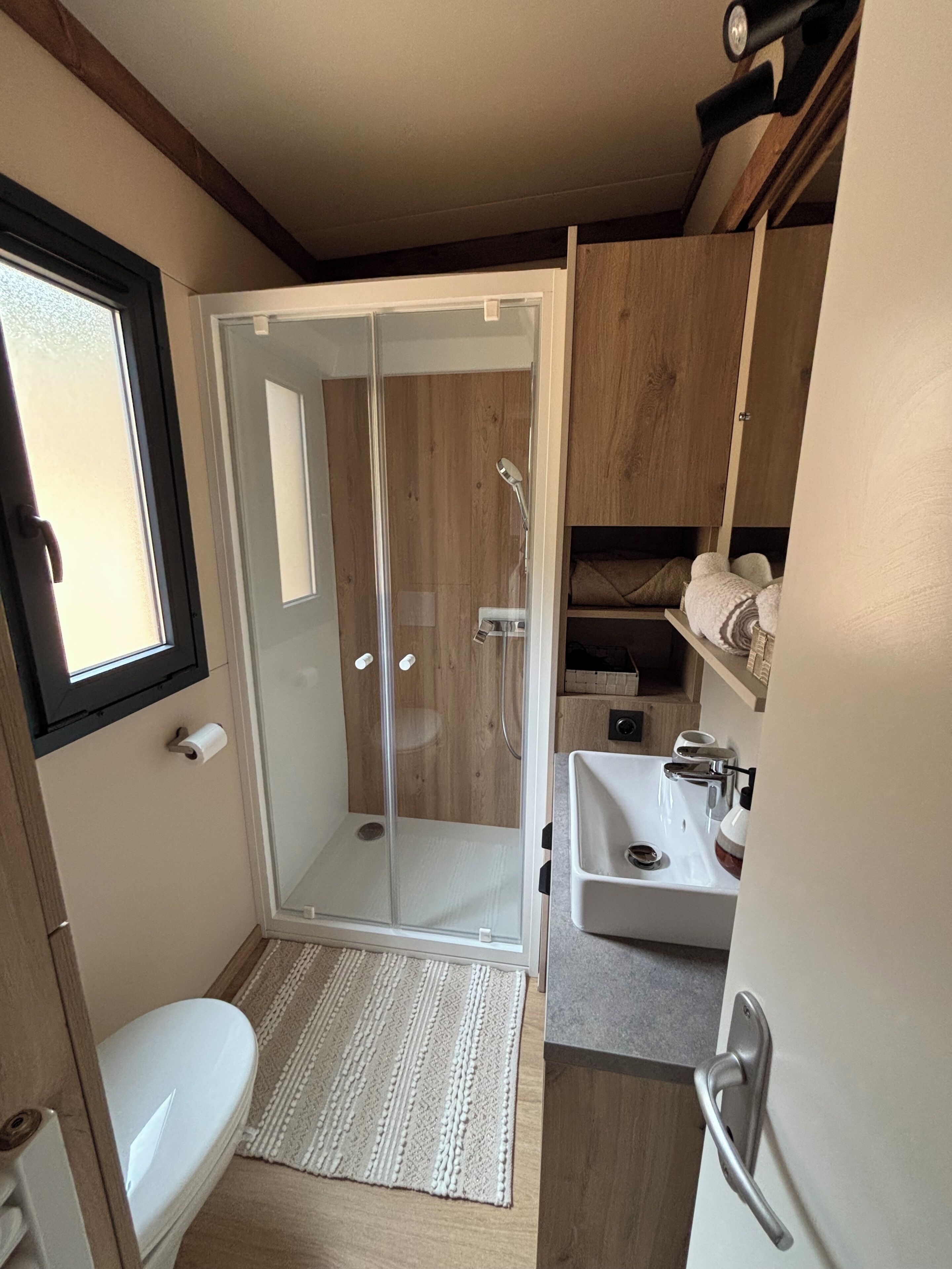 Dusche, Haartrockner, Handtücher, Toilettenpapier