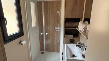 Dusche, Haartrockner, HandtĂŒcher, Toilettenpapier