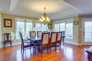 Dining - Spacious Lakefront Apt w/ Deck in Fayetteville! (Fayetteville)
