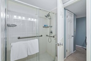 Douche, sèche-cheveux, serviettes fournies, shampoing