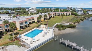 Un hôtel situé sur la côte, doté d’une piscine, d’un accès à la plage et offrant une vue sur l’océan.