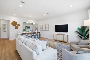 Smart TV - Coastline Escape 1BR - Near Beach (Pass Christian)