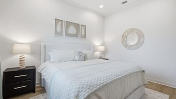 Travel crib, free WiFi, bed sheets