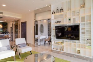Interior - Family-friendly 2-bedroom w/kitchen & laundry in room.  Ocean view! (Cancún)