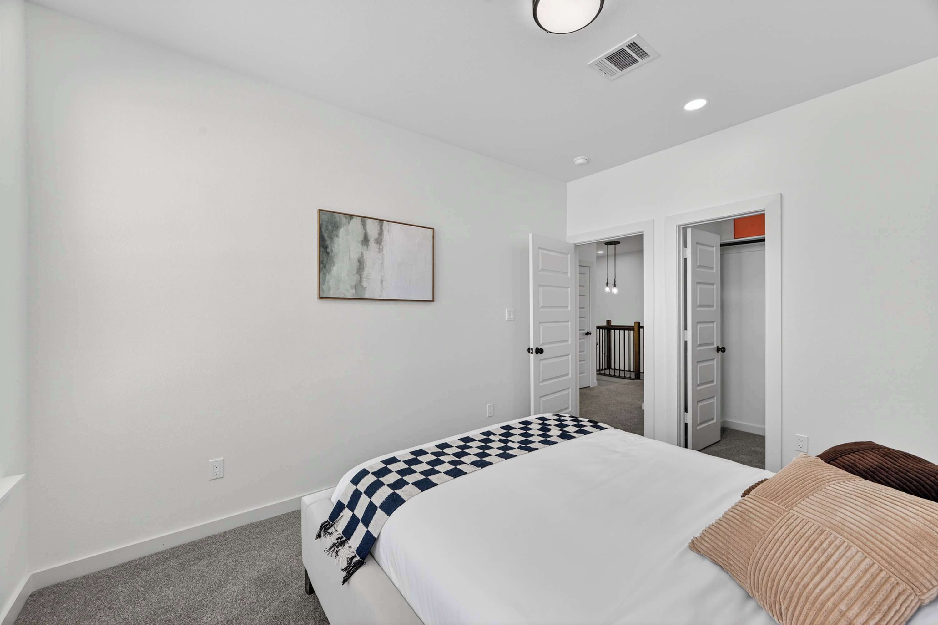 Desk, iron/ironing board, WiFi, bed sheets