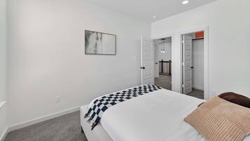 Desk, iron/ironing board, WiFi, bed sheets