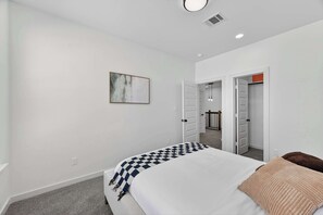 Room - Sophisticated Home, Office, Galleria & NRG (Houston)