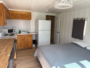 Free WiFi, bed sheets - Peaceful Lakefront Studio With Stunning Dock & Water Views at Tiffanys Resort (Republic)
