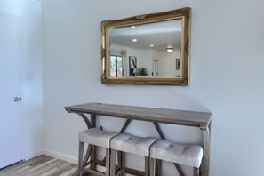 A room with a wooden bench, a mirror, and a door. - Yosemite Retreat, 16 miles to Yosemite, close to restaurants-shops yet secluded (Oakhurst)