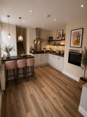 Private kitchen - Spacious 4BR Home Near Babcock & Dockyard (Plymouth)