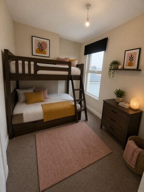 Iron/ironing board, WiFi, bed sheets - Spacious 4BR Home Near Babcock & Dockyard (Plymouth)