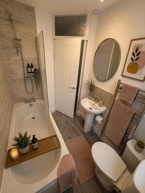 Shower, hair dryer, towels - Spacious 4BR Home Near Babcock & Dockyard (Plymouth)
