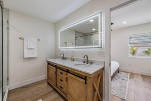 Shower, hair dryer, towels, soap - Luxe Modern Retreat w/ Resort-Style Pool! (Tampa)
