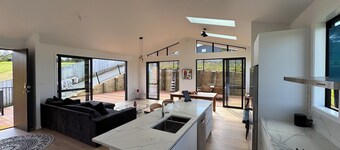 New Bach 10 minutes walk from Langs Beach with 3 bdrm + 2 Bathrooms