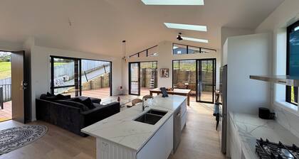 New Bach 10 minutes walk from Langs Beach with 3 bdrm + 2 Bathrooms
