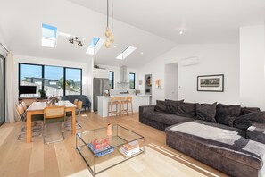 Living area - New Bach 10 minutes walk from Langs Beach with 3 bdrm + 2 Bathrooms (Waipu)