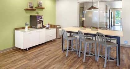 Budget-Conscious Suite Near Top Austin Spots – Full Amenities for Long Stays