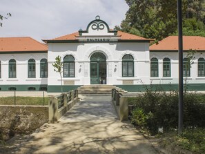 Ein Gebäude mit einem Schild, auf dem 'BALNEARIO' steht, und einem zentralen Eingang mit einer Treppe.