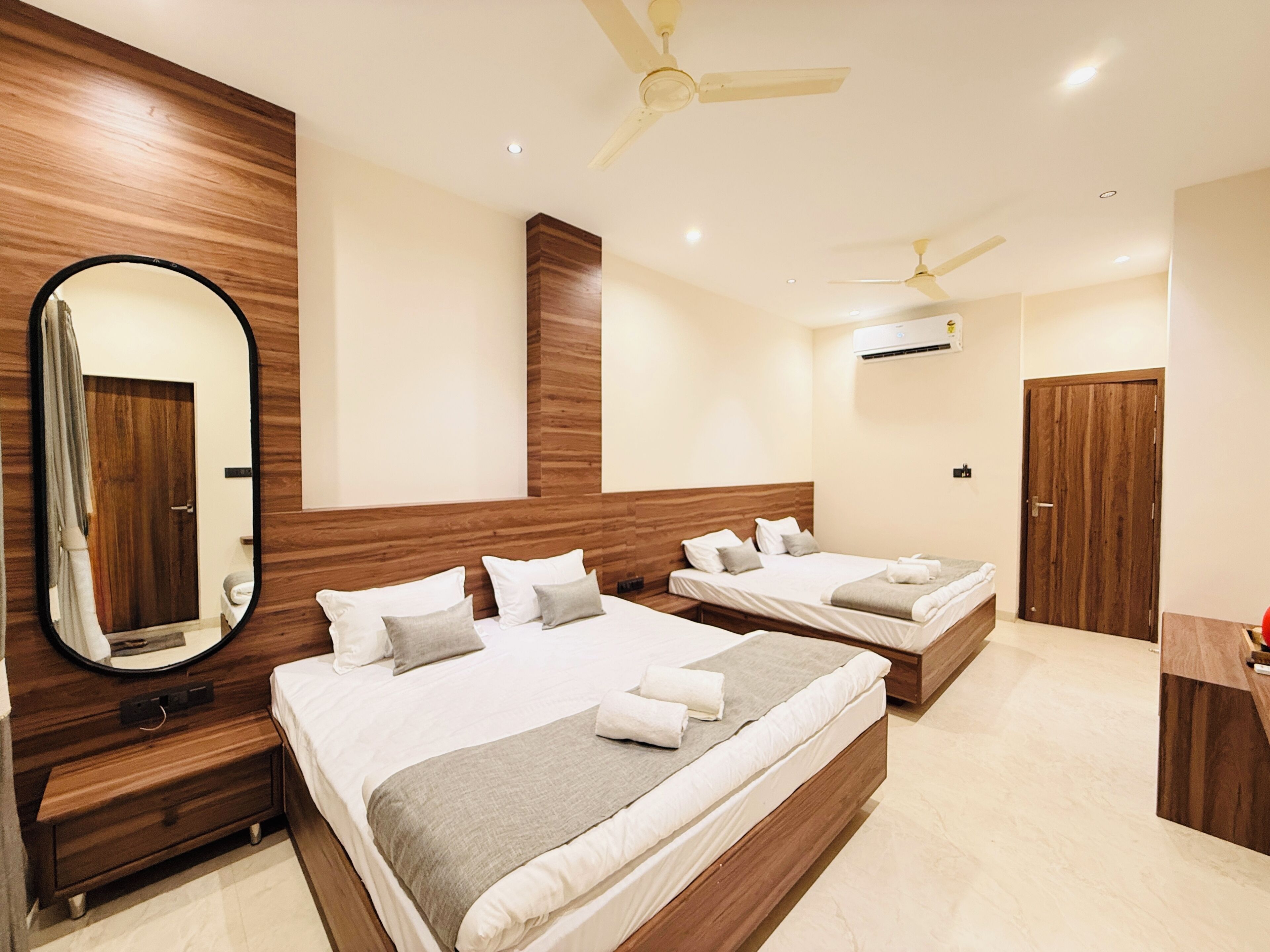 Family Quadruple Room | Desk, laptop workspace, blackout curtains, soundproofing