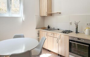 Fridge, oven, stovetop, coffee/tea maker - Lovely apartment in Stomorska with WiFi (Stomorska)