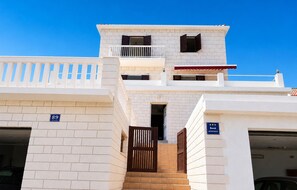 Exterior detail - Lovely apartment in Stomorska with WiFi (Stomorska)
