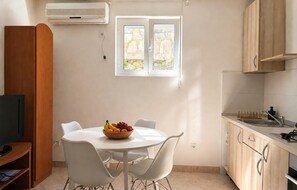 Dining - Lovely apartment in Stomorska with WiFi (Stomorska)