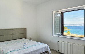 Free WiFi - 3 bedroom beach front apartment in Stomorska (Stomorska)