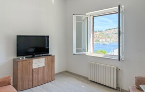 Smart TV - 3 bedroom beach front apartment in Stomorska (Stomorska)